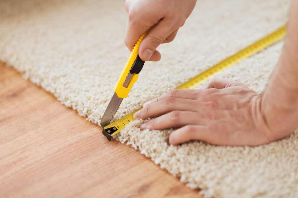 precisely measuring and cutting carpet in carpet installation